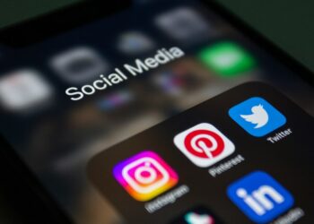 موبائل پر سوشل میڈیا