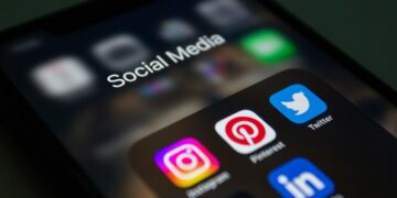 موبائل پر سوشل میڈیا