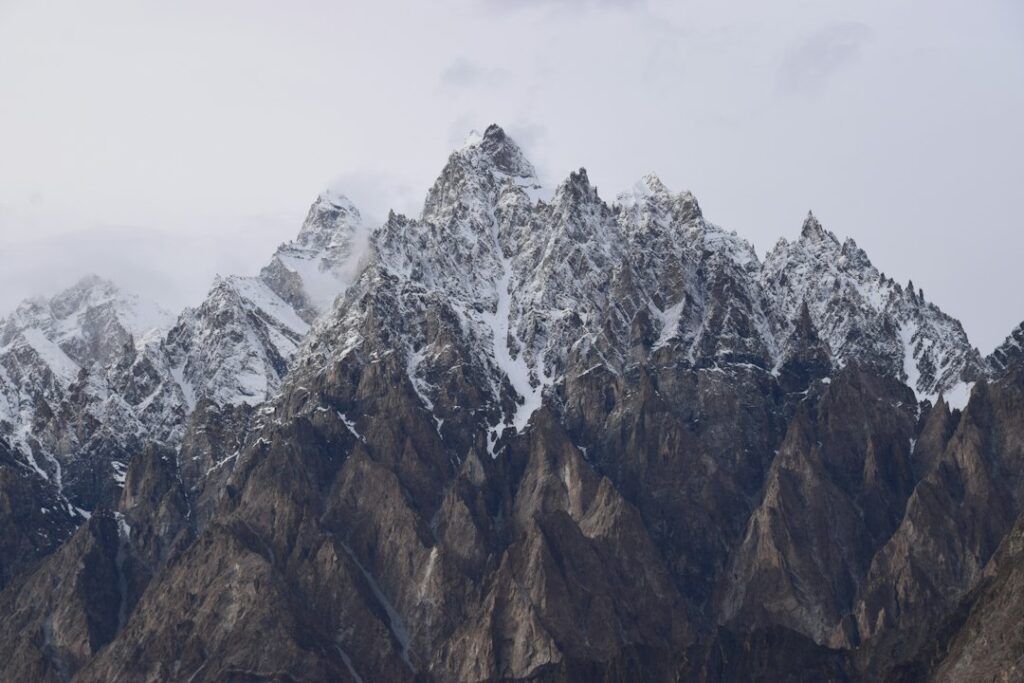 پاکستان کے برف پوش پہاڑ اور سفر