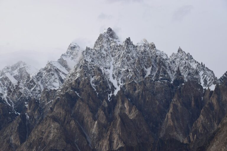 پاکستان کے برف پوش پہاڑ اور سفر